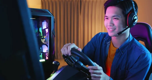 Jeune Asiatique Pro Gamer Man Jeu Vidéo Ligne Course Automobile — Photo