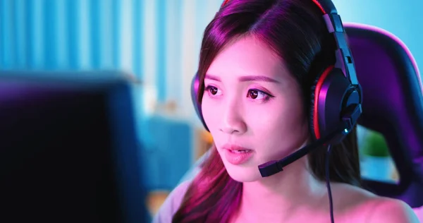 Close Jovem Asiático Pro Gamer Girl Jogar Jogo Vídeo Online — Fotografia de Stock