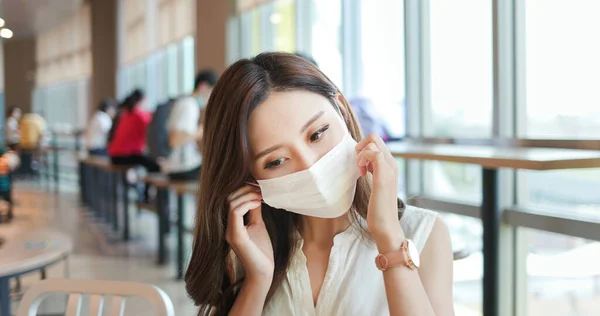 Mulher Asiática Está Usando Máscara Cirúrgica Proteção Facial Multidões Restaurante — Fotografia de Stock