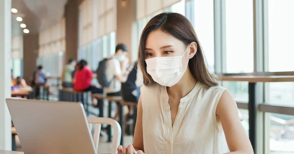 Азиатская Молодая Женщина Имеет Удаленную Работу Кафе Ресторане Хирургической Маской — стоковое фото