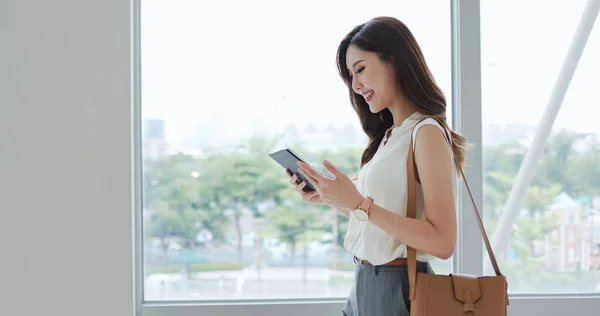 Aziatische Jonge Vrouw Gebruik Digitale Tablet Haar Zakenreis — Stockfoto
