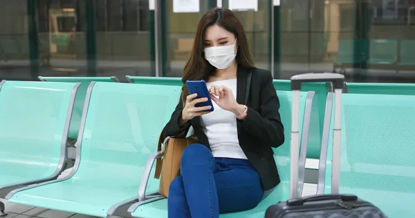 Mulher Asiática Tem Viagem Negócios Usar Smartphone Com Máscara Cirúrgica — Fotografia de Stock