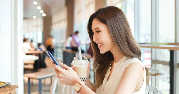 Asiática Jovem Mulher Usar Telefone Inteligente Beber Chá Bolha Restaurante — Fotografia de Stock