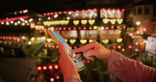 Turista femenina usando smatphone — Vídeos de Stock