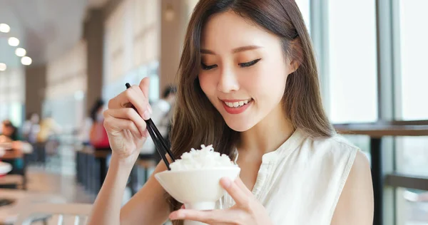 Close Asiático Jovem Mulher Comer Arroz Com Pauzinhos Restaurante — Fotografia de Stock