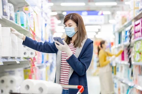 Asijský Domácí Výrobce Nosí Masku Rukavice Používá Chytrý Telefon Kontrole — Stock fotografie
