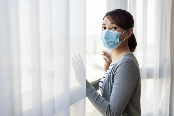 Zijaanzicht Aziatische Jonge Vrouw Dragen Gezichtsmasker Verblijf Isolatie Thuis Voor — Stockfoto