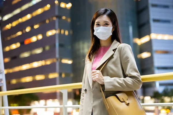 Wanita Asia Melihat Anda Dengan Masker Bedah Wajah Perlindungan Kota — Stok Foto