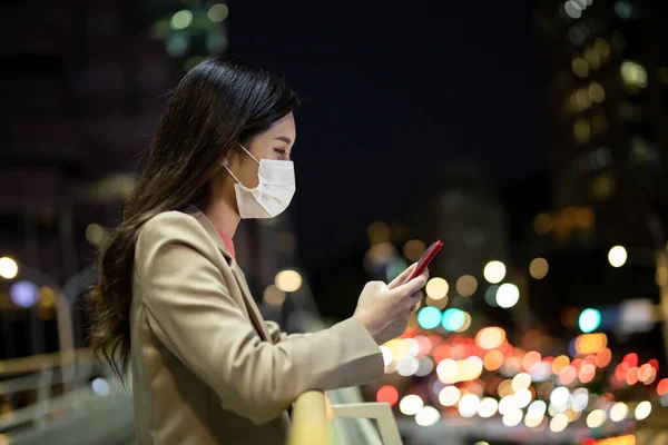 Mulher Asiática Usar Smartphone Livre Com Máscara Facial Cidade — Fotografia de Stock