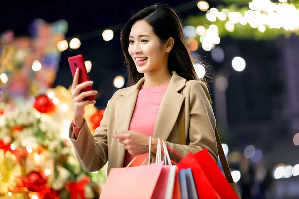 Mujer Asiática Utilizar Teléfono Inteligente Hacer Las Compras Con Algunas —  Fotos de Stock