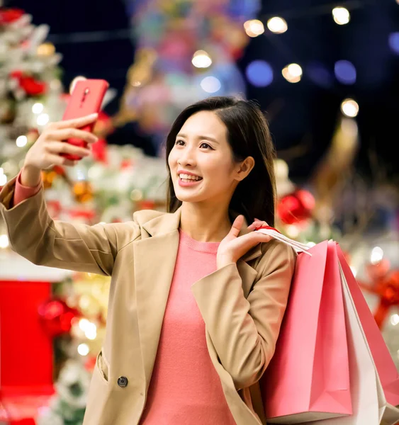 Asiático Mujer Toma Selfie Por Inteligente Teléfono Después Compras Noche —  Fotos de Stock