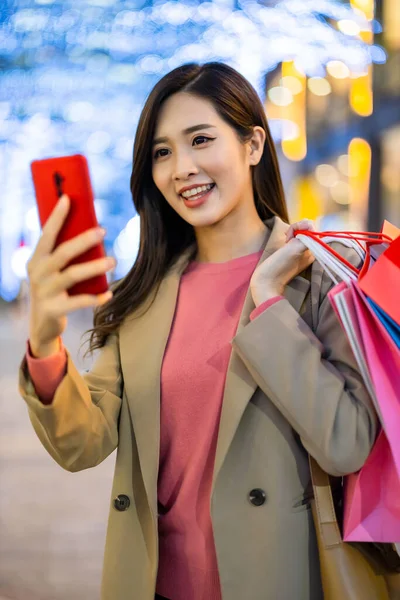 Asiático Mujer Uso Inteligente Teléfono Con Algunos Bolsas Mano Después —  Fotos de Stock