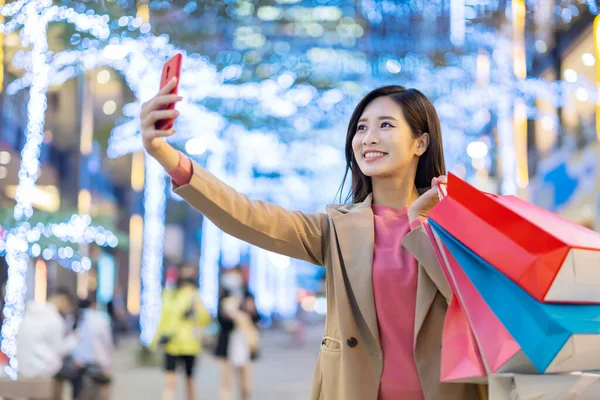 Aziatische Vrouw Neemt Selfie Door Smart Phone Winkelen Nachts — Stockfoto