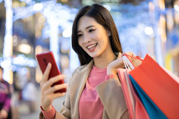 Asiático Mujer Uso Inteligente Teléfono Con Algunos Bolsas Mano Después —  Fotos de Stock