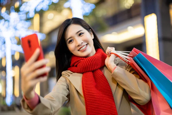 Asiático Mujer Toma Selfie Por Inteligente Teléfono Después Compras Noche —  Fotos de Stock