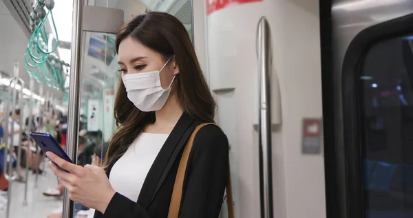 아시아인 사업가가 지하철이나 기차에서 수술용 마스크가 스마트폰을 사용하고 사회적 거리를 — 스톡 사진