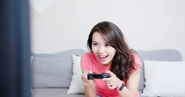Aasialainen Nainen Käyttää Peliohjain Pelata Videopelejä Onnellisesti Kotona — kuvapankkivalokuva