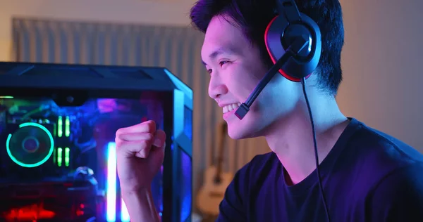 Joven Asiático Guapo Pro Gamer Siente Emocionado Mientras Juega Línea — Foto de Stock