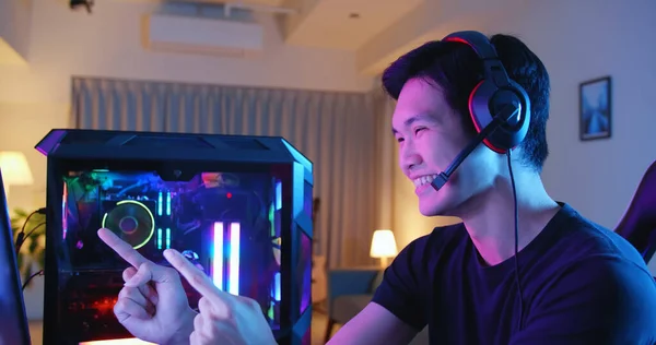 Joven Asiático Guapo Pro Gamer Siente Emocionado Mientras Juega Línea — Foto de Stock