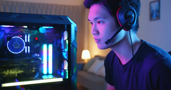 Young Asian Handsome Pro Gamer Spielt Online Cyber Sport Game — Stockfoto