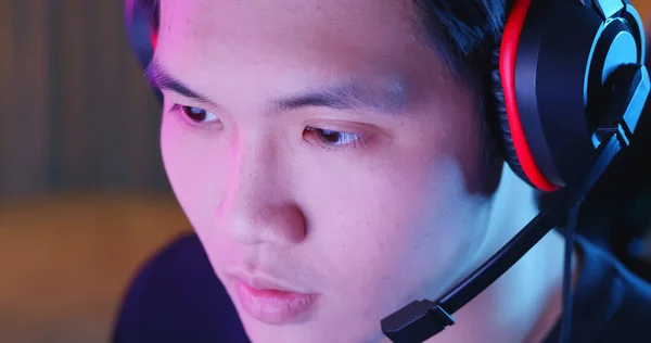 Nærbilde Young Asian Handsome Pro Gamer Som Spiller Nettspill Hjemme – stockfoto