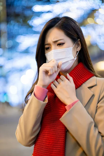 亚洲女人戴着面具 她在城市的户外感到恶心和咳嗽 — 图库照片