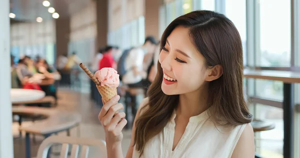 Asiatisk Ung Kvinna Titta Sin Glass Dessert Våffla Kon Restaurang — Stockfoto