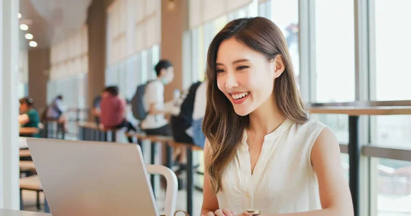 Aziatische Jonge Vrouw Heeft Video Chat Door Laptop Computer Het — Stockfoto