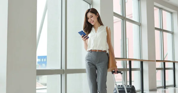 Asian Young Businesswoman Use Smart Phone Suitcase Her Business Trip — Stock Photo, Image