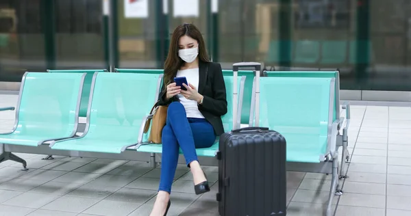 Asiatico Donna Viaggio Affari Utilizzare Uno Smartphone Con Maschera Chirurgica — Foto Stock