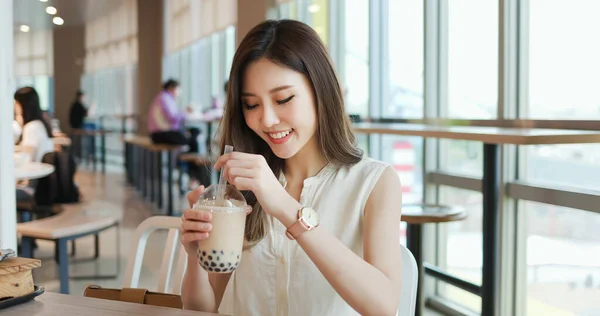 Asijské Mladé Ženy Vzhled Pití Bublina Mléko Šťastně Čaj Restauraci — Stock fotografie