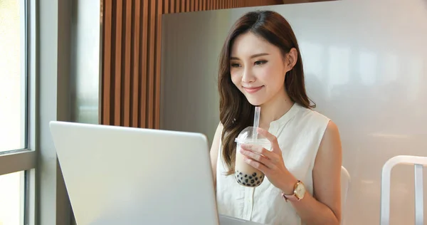 Azji Młoda Kobieta Używać Laptopa Komputer Pić Mleko Bańki Herbaty — Zdjęcie stockowe