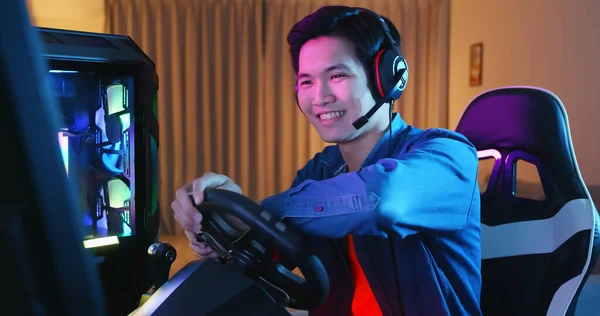 Joven Asiático Pro Gamer Hombre Jugar Carreras Coches Online Video — Foto de Stock