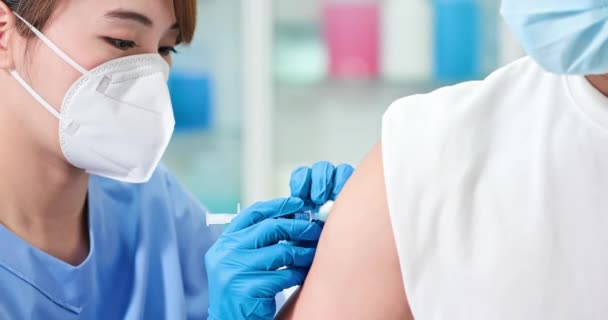Medico che effettua una vaccinazione — Video Stock