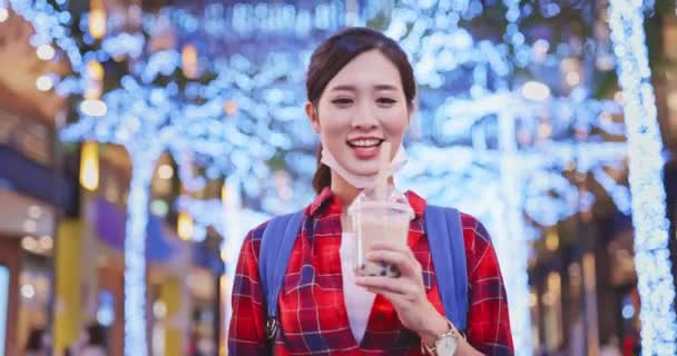 Ázsiai nő éjjel város — Stock videók