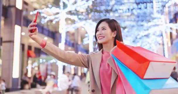 Aziatische vrouw neemt selfie — Stockvideo