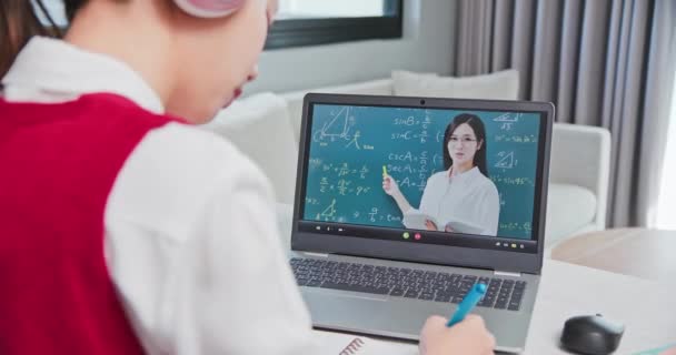 Studente donna imparare la matematica online — Video Stock