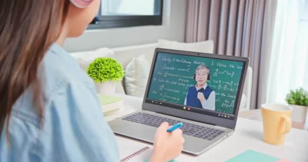 Női hallgató matematikát tanulni online — Stock videók