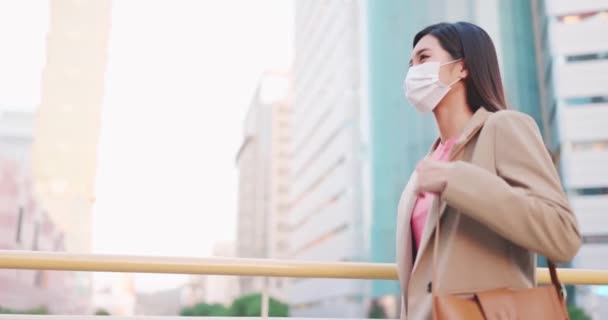 Asiatisk kvinna med ansiktsmask — Stockvideo