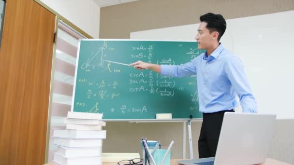 Profesor de matemáticas masculino enseñar en línea — Vídeos de Stock