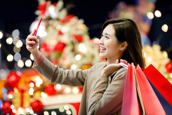 Asiático Mujer Toma Selfie Por Inteligente Teléfono Después Compras Noche —  Fotos de Stock