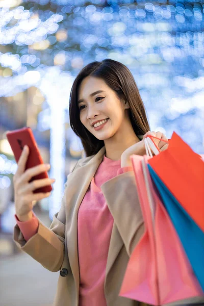 Asiático Mujer Uso Inteligente Teléfono Con Algunos Bolsas Mano Después —  Fotos de Stock