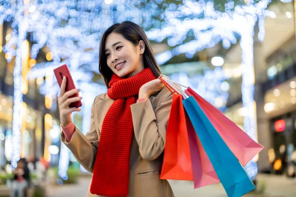 Azji Kobieta Używać Smartfona Zrobić Zakupy Niektórych Toreb Ręce Nocy — Zdjęcie stockowe