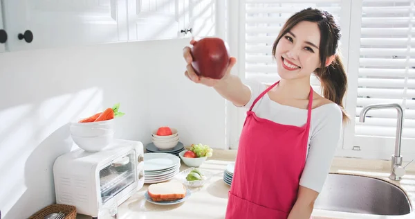 Asiatisk Hemmafru Håller Ett Äpple Handen Och Ler Mot Dig — Stockfoto