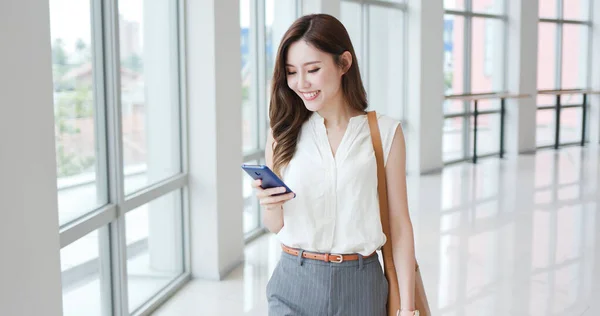 Aziatische Jong Zakenvrouw Gebruik Smart Phone Terwijl Pendelen Stad — Stockfoto