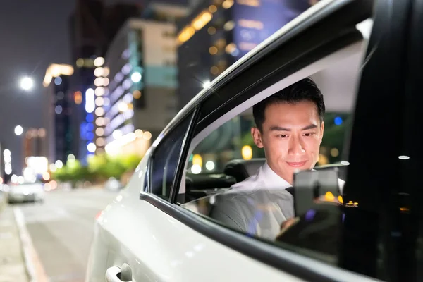 Aziatische Succesvolle Zakenman Gebruik Maken Van Smart Phone Auto Nachts — Stockfoto