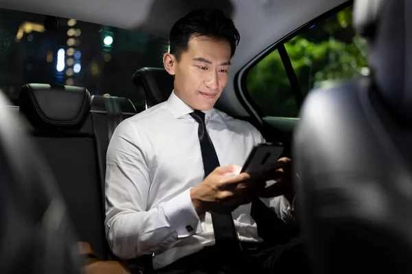 Aziatische Succesvolle Zakenman Gebruik Maken Van Smart Phone Taxi Nachts — Stockfoto