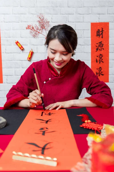 Asiatin Schreibt Frühlingsfest Couplets Chinesisches Neujahr Mit Wortbedeutung Feiern Wir — Stockfoto