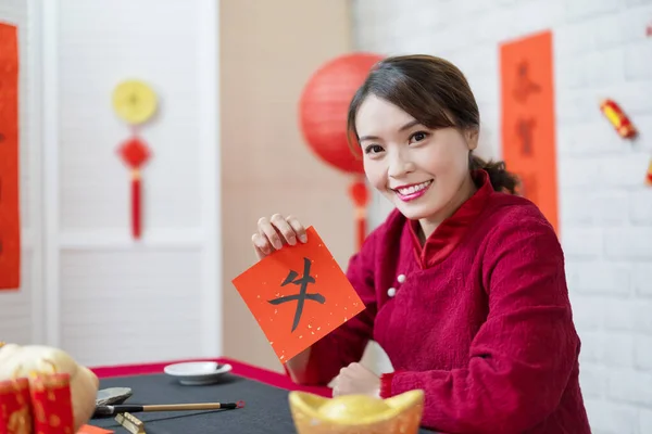 Sorridente Donna Asiatica Tenere Couplet Festival Primavera Celebrare Nuovo Anno — Foto Stock