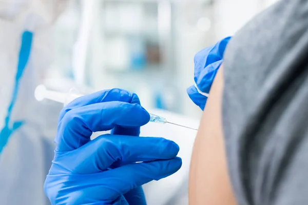Gros Plan Médecin Asiatique Donnant Vaccination Patient Injection Hôpital — Photo